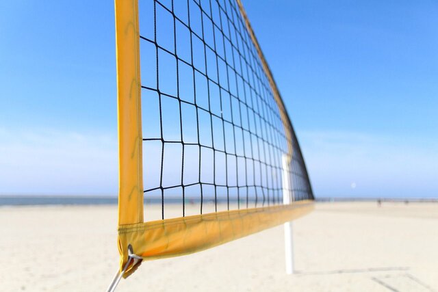 Zeigt ein Volleyball Netz mit gelbem Rand